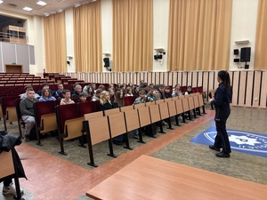 wykładowca policyjne prowadzi prelekcja na auli