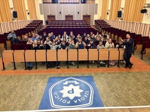 wykładowca policyjne prowadzi prelekcja na auli