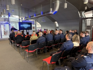 zastępca komendanta głównego policji przemawiający do publiczności