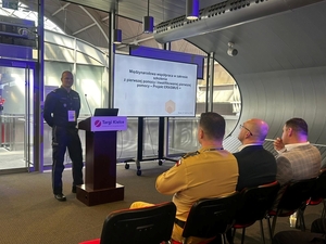 naczelnik wydziału prezydialnego szkoły policji w słupsku  przemawiający do publiczności