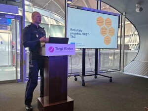 naczelnik wydziału prezydialnego szkoły policji w słupsku  przemawiający do publiczności