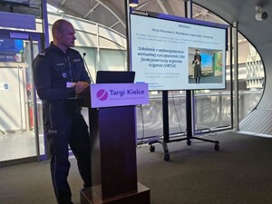 naczelnik wydziału prezydialnego szkoły policji w słupsku  przemawiający do publiczności