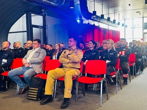 publiczność w sali słuchający konferencji