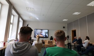 policjanci oglądający przesłuchanie na ekranie telewizora