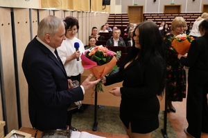 wręczanie kwiatów dla dyrektora od uczennicy