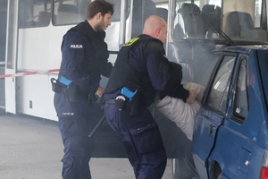 policjanci wyciągający poszkodowanego z pojazdu