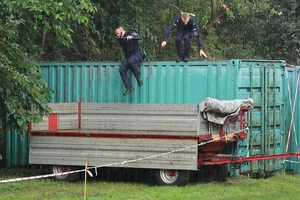 policjanci zeskakujący z wysokości