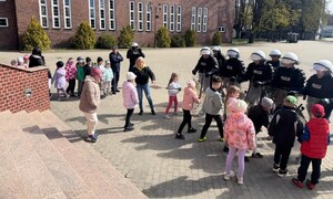 przedszkolaki z funkcjonariuszami Policji na placu apelowym