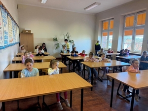 przedszkolaki w ławkach szkolnych