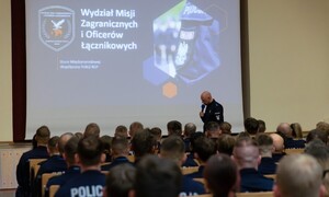 policjant przemawiający do słuchaczy