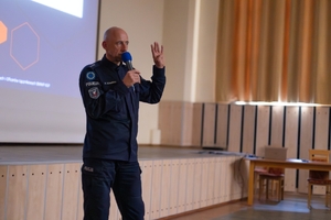 policjant przemawiający do słuchaczy