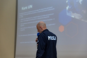 policjant przemawiający do słuchaczy