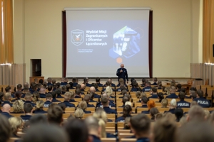policjant przemawiający do słuchaczy