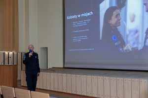 policjant przemawiający do słuchaczy