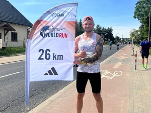 biegacz policjant na 26 kilometrze biegu