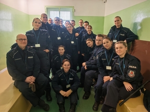 policjanci w pomieszczeniu dla osób zatrzymanych