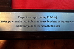 Tabliczki na kasecie z flagą.