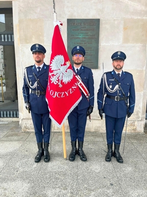 Poczet sztandarowy Szkoły Policji w Słupsku, od lewej: mł.asp. Bartosz Mazur, mł.asp. Robert Siudowski, mł.asp. Michał Kołkowski.