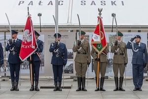 Poczet sztandarowy Szkoły Policji w Słupsku.