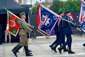 Poczet sztandarowy Szkoły Policji w Słupsku.