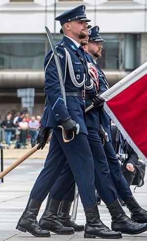 Poczet sztandarowy Szkoły Policji w Słupsku.
