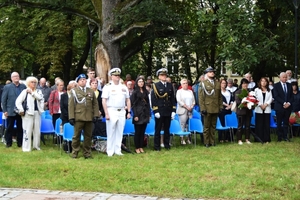 W trakcie uroczystości pod pomnikiem...