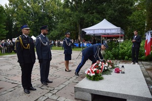 Kwiaty pod pomnikiem złożyli między innymi przedstawiciele Policji.