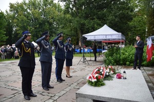 Kwiaty pod pomnikiem złożyli między innymi przedstawiciele Policji.