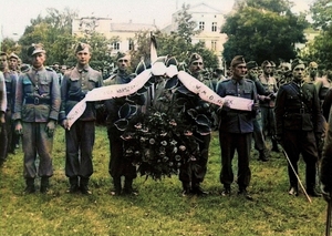 Delegacja Centrum Wyszkolenia, składająca wielki wieniec z napisem „Bohaterom Powstania Warszawskiego - C.W.M.O."