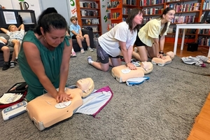 Ćwiczenia z obserwacją skuteczności uciśnięć klatki piersiowej.