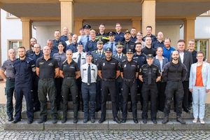 Uczestnicy warsztatów przed budynkiem sztabowym Szkoły w Oranienburgu.