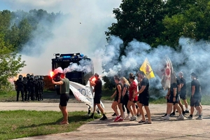 Symulacja z wykorzystaniem pododdziału prewencji policji.