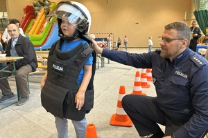 Przymierzanie elementów wyposażenia policjanta pododdziału zwartego.