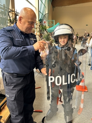 Przymierzanie elementów wyposażenia policjanta pododdziału zwartego.