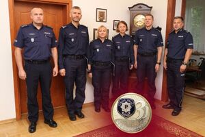 Wspólne zdjęcie Jubilatów z Komendantem Szkoły i jego Zastępcami.