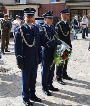 Przedstawiciele słupskiej Policji i Straży Pożarnej przed rozpoczęciem uroczystości.