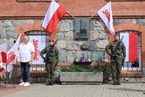 Tablica pamiątkowa na budynku, w którym mieści się siedziba słupskiej Solidarności.