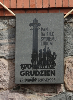 Tablica pamiątkowa na budynku, w którym mieści się siedziba słupskiej Solidarności.