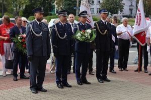 Delegacja służb mundurowych, od lewej: por. Paweł Bińczak (SW), podinsp. Bartosz Rodak (KMP), mł.insp. Maciej Kalinowski (SP), asp.szt. Arkadiusz Medwid (PSP).
