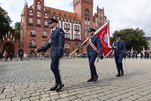 Poczet sztandarowy Szkoły Policji w Słupsku. Od lewej: mł.asp. Bartosz Mazur, mł.asp. Robert Siudowski i asp. Łukasz Hojdycz.