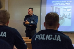 Nadkom. dr Artur Winnicki podczas zajęć ze słuchaczami.