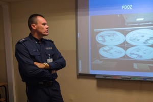 Nadkom. dr Artur Winnicki podczas zajęć ze słuchaczami.
