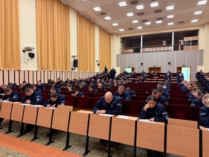 Słuchacze piszący końcowy egzamin