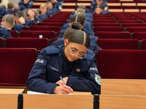Słuchacze piszący końcowy egzamin